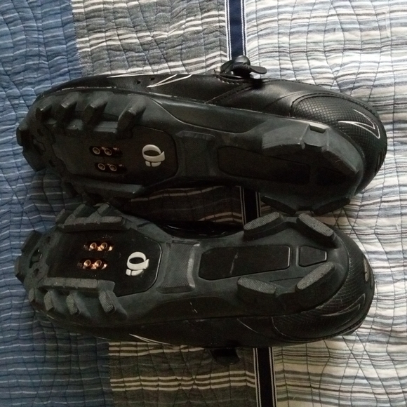 Pearl Izumi Mountain Bike Black Athletic Shoes with Velcro Straps and Rigid Sole - Picture 4 of 5